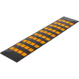 Global Industrial™ Rubber Speed Hump with Endcaps 23-1/2'' W x 110""L